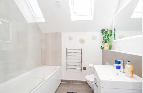 Acton Apartamento | Gorgeous 1-Bedroom Acton Flat with Two Balconies at Acton, Sleeps 4