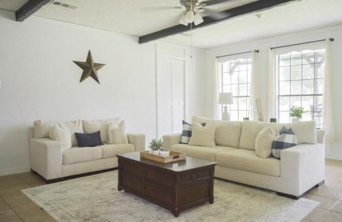 Montgomery Casa | Gorgeous 10 Acre Modern Farmhouse & Private Pond