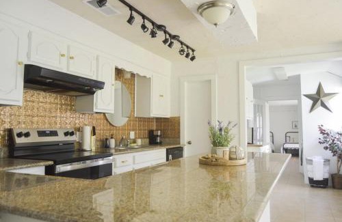 Montgomery Casa | Gorgeous 10 Acre Modern Farmhouse & Private Pond