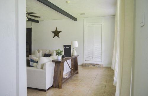 Montgomery Casa | Gorgeous 10 Acre Modern Farmhouse & Private Pond