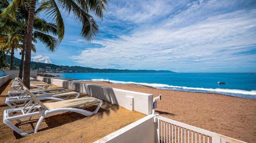 Las Glorias Apartamento | Gorgeous 1BR Condo with Pools & Sea Views