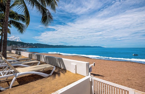 Las Glorias Apartamento | Gorgeous 1BR with Pools & Sea Views