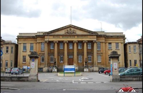 Reading City Centre Apartamento | Gorgeous 2 Bed 2 Bath Flat and Parking by CozyNest