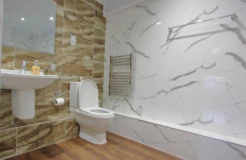 Reading City Centre Apartamento | Gorgeous 2 Bed 2 Bath Flat and Parking by CozyNest