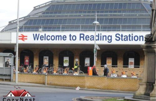 Reading City Centre Apartamento | Gorgeous 2 Bed 2 Bath Flat and Parking by CozyNest