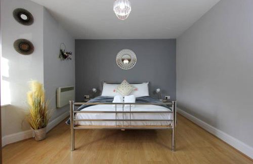 Reading City Centre Apartamento | Gorgeous 2 Bed 2 Bath Flat and Parking by CozyNest