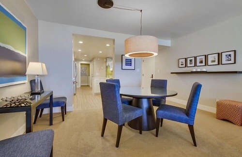 Crown Point Condominio | Gorgeous 2 dormitorios / 2 baños Bayfront Propiedad-30 Noche mínima requerida