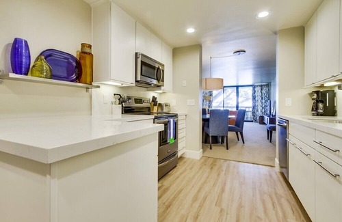 Crown Point Condominio | Gorgeous 2 dormitorios / 2 baños Bayfront Propiedad-30 Noche mínima requerida
