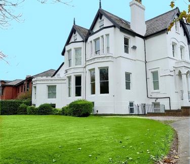 Sefton Park Apartamento | Gorgeous 2 bed apartment with free parking near, Sefton Park, Palm House, Lark Lane, Liverpool and Everton football clubs