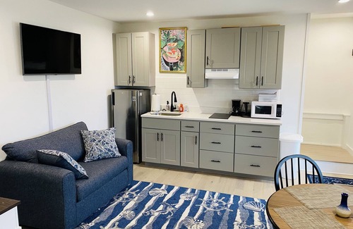 West Tremont Apartamento | Gorgeous 2 bedroom apartment in new house with waterfront views in Duck Cove