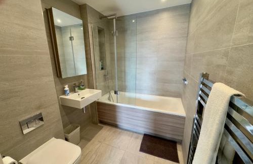 Whittington Apartamento | Gorgeous 2 Bedrooms 2 Bathroom, Balcony, Parking
