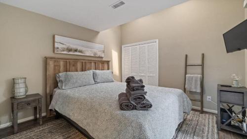 Cameron Wood Casa | Gorgeous 2 BR near Carowinds - Patio - Pool