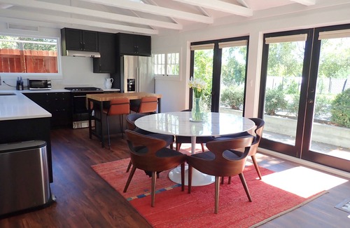 Greenbrae Cabaña | Gorgeous 2Bd + Loft with Deck and Gardens. Soaring 20 ft ceilings, huge windows!