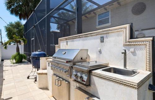 Mid Island Apartamento | Gorgeous 2BR Residence with Pool and Spa at Margarita Mansion