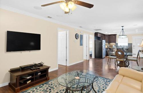 Mid Island Apartamento | Gorgeous 2BR Residence with Pool and Spa at Margarita Mansion