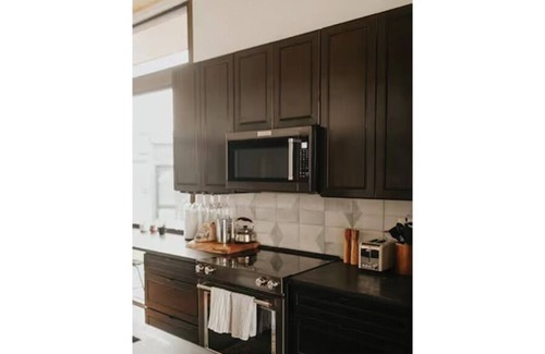 Quincy Casa | GORGEous 2BR Winery Retreat w Hot Tub!