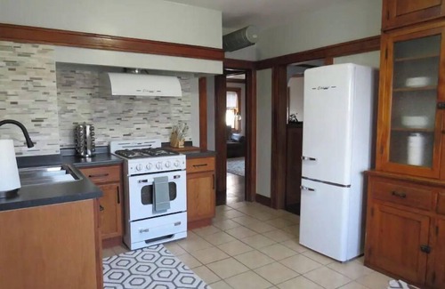 Wauwatosa Apartamento | Gorgeous 3 Bedroom Apartment w/ Free Parking