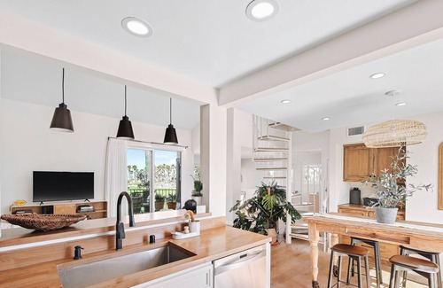 Oxnard Shores Condominio | Gorgeous 3 Bedroom Beachfront Condo w/ Ocean Views