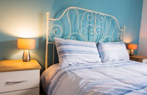 Reading City Centre Cabaña | Gorgeous 3-Bedroom Cottage by the river in Reading
