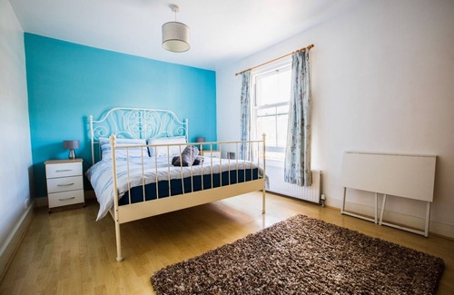 Reading City Centre Cabaña | Gorgeous 3-Bedroom Cottage by the river in Reading