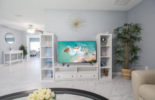 Sarasota Casa | Gorgeous 3 BR home minutes from Siesta Key - Edgewater Bungalow