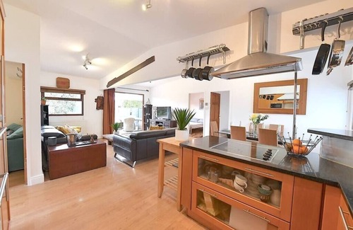 Guildford Cabaña | Gorgeous 3BD Cottage with Parking Nr Guildford