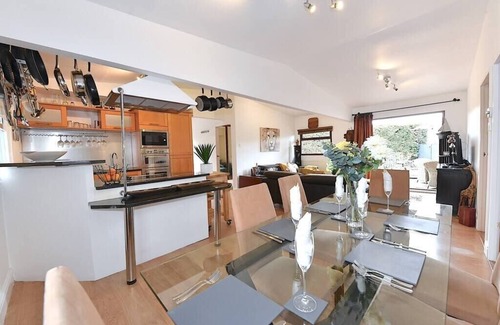 Guildford Cabaña | Gorgeous 3BD Cottage with Parking Nr Guildford
