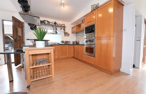 Guildford Cabaña | Gorgeous 3BD Cottage with Parking Nr Guildford