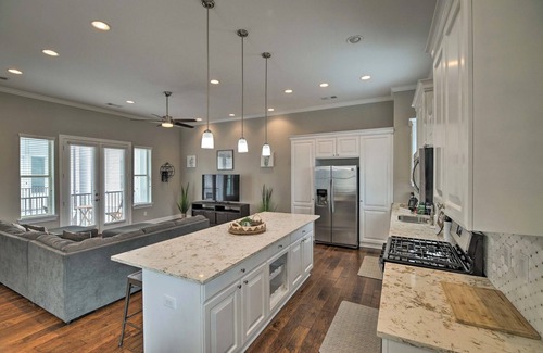 Shady Acres Casa | Gorgeous 3BD Townhouse in trendy area near downtown