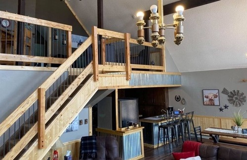 Spring Valley Casa | *Gorgeous 3bdrm Cabin Sleeps 12 on a Private Lake*