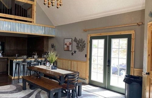 Spring Valley Casa | *Gorgeous 3bdrm Cabin Sleeps 12 on a Private Lake*