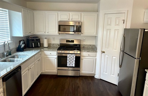 Riverdale Casa | Gorgeous 3BR/2.5BA Home 10mi from Atlanta Airport!