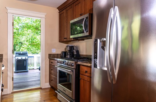 Fontana Casa | Gorgeous 4 BDR Home in Popular Abbey Springs!