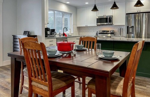 Wagon Wheel Cabina | Gorgeous 4 Bedroom Cabin w/ Hot Tub in Donnelly!