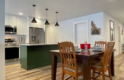 Wagon Wheel Cabina | Gorgeous 4 Bedroom Cabin w/ Hot Tub in Donnelly!