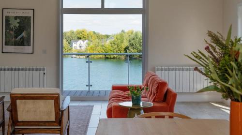South Cerney Casa | Gorgeous 4 bedroom Cotswolds home with lake view