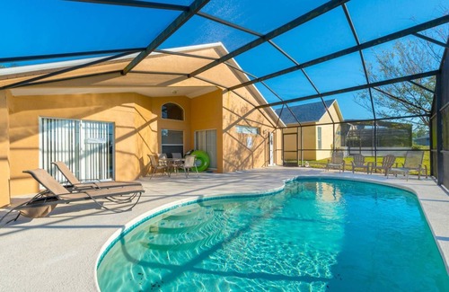 Westridge Villa | Preciosa villa de 4 dormitorios y 3 baños con piscina Wifi gratuito / cable / estacionamiento / teléfono