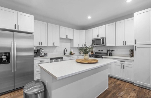South Oakland Casa | Gorgeous 4bd near universities Hot tub + Games