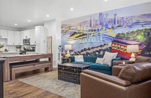 South Oakland Casa | Gorgeous 4bd near universities Hot tub + Games