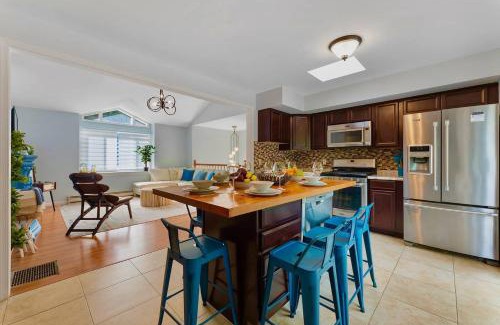 East Stroudsburg Casa | Gorgeous 4BR Home with Hot Tub,Pool& Sauna