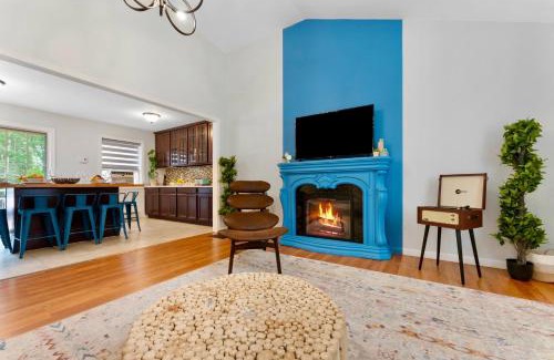 East Stroudsburg Casa | Gorgeous 4BR Home with Hot Tub,Pool& Sauna