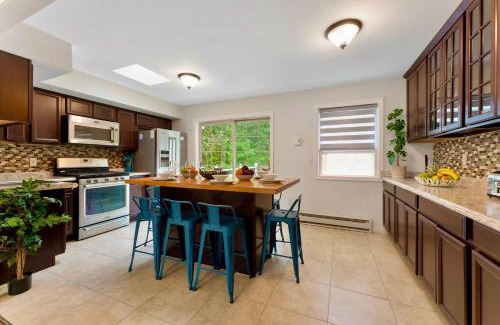 East Stroudsburg Casa | Gorgeous 4BR Home with Hot Tub,Pool& Sauna