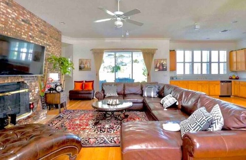 Alachua Casa | Gorgeous 4BR Home | University of Florida I Springs | Sleeps 15 - G01