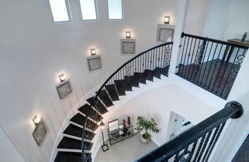 Irving Casa | GORGEOUS 5-bd 4ba w Pool, Hot Tub, 2 kitchens, & Game Room Near Dallas Airports!
