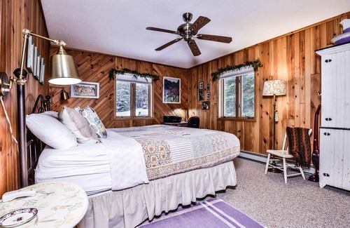 Lake Tomahawk Casa | Gorgeous 5 bedroom home on Two Sisters Lake with direct snowmobile access!