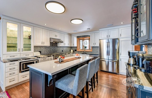 Port Carling Cabaña | Gorgeous 6 bed 3 bath cottage on Lake Muskoka! West Exposure! Beach! Hot Tub!