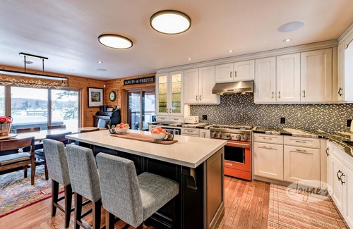 Port Carling Cabaña | Gorgeous 6 bed 3 bath cottage on Lake Muskoka! West Exposure! Beach! Hot Tub!