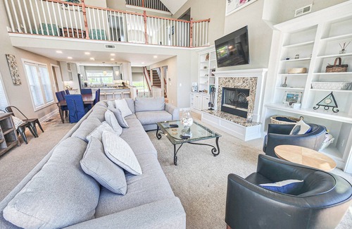 Bay Ridge Casa | Gorgeous 6 Bed, 5 Bath Beachfront Home With Private Beach!