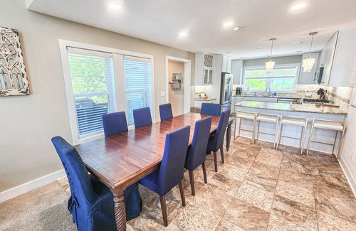 Bay Ridge Casa | Gorgeous 6 Bed, 5 Bath Beachfront Home With Private Beach!