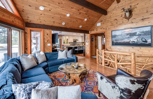 Port Carling Villa | ¡Hermosa cabaña de 6 dormitorios y 3 baños en el lago Muskoka!